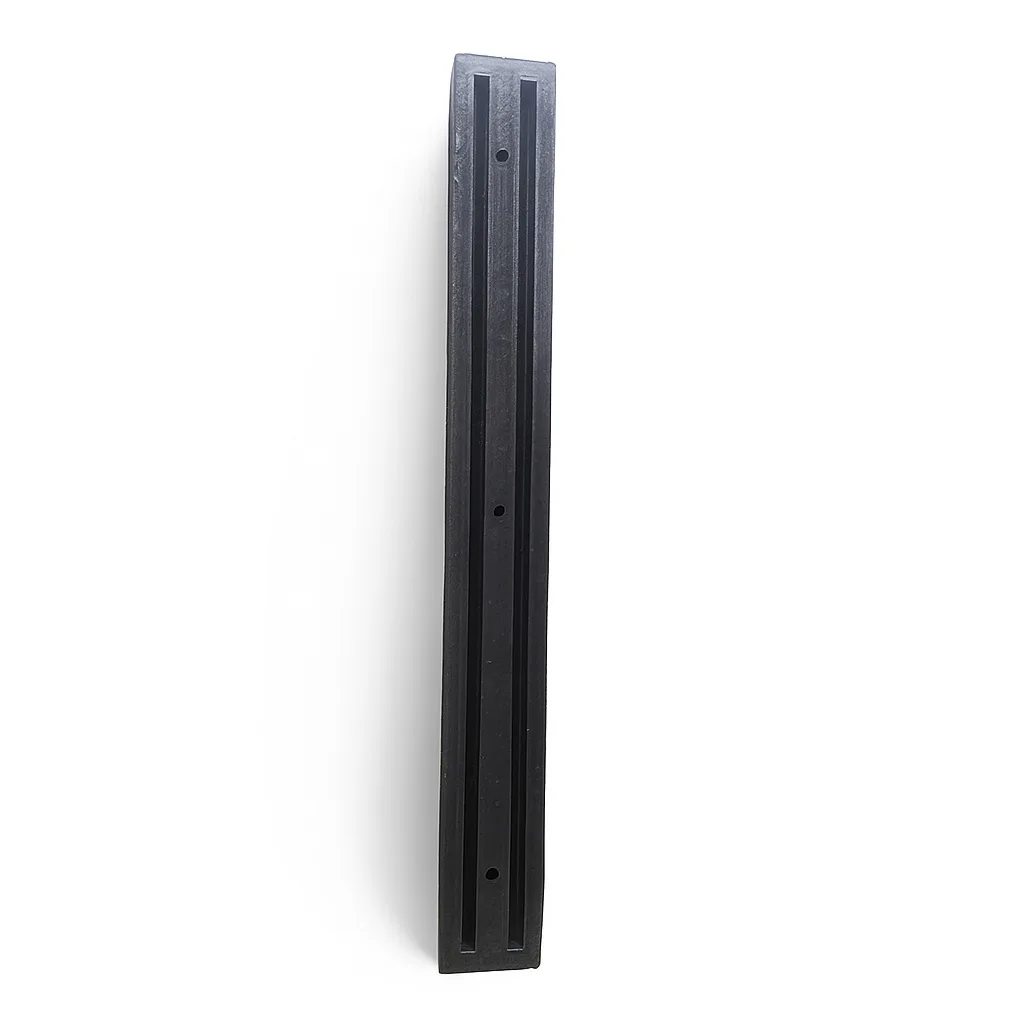 Heavy-duty rubber dock bumper for warehouse loading docks